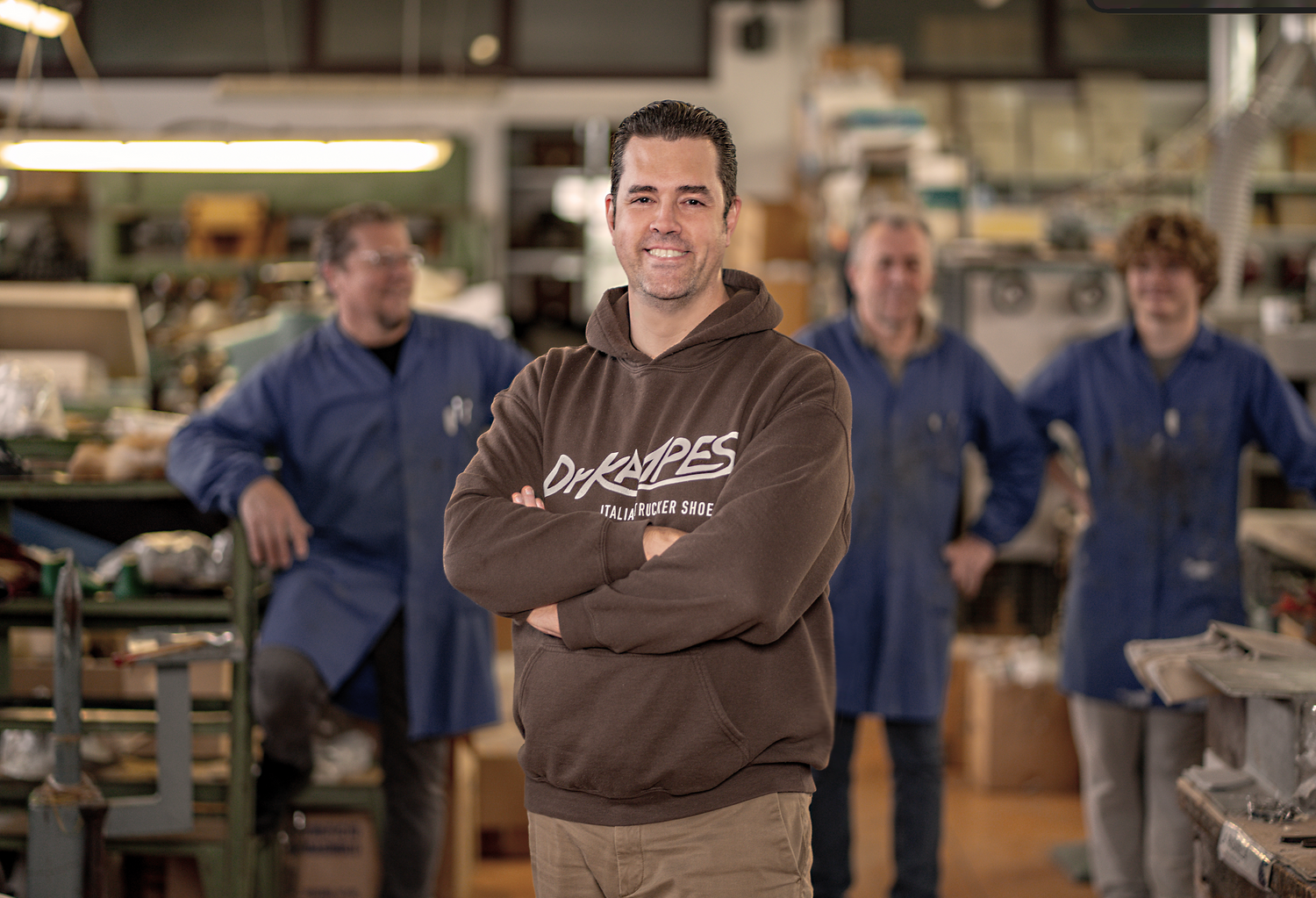 Foto di Claudio, fondatore di Dr Kampes. Posa fieramente davanti alla fotocamera, guardando lo spettatore con un sorriso.